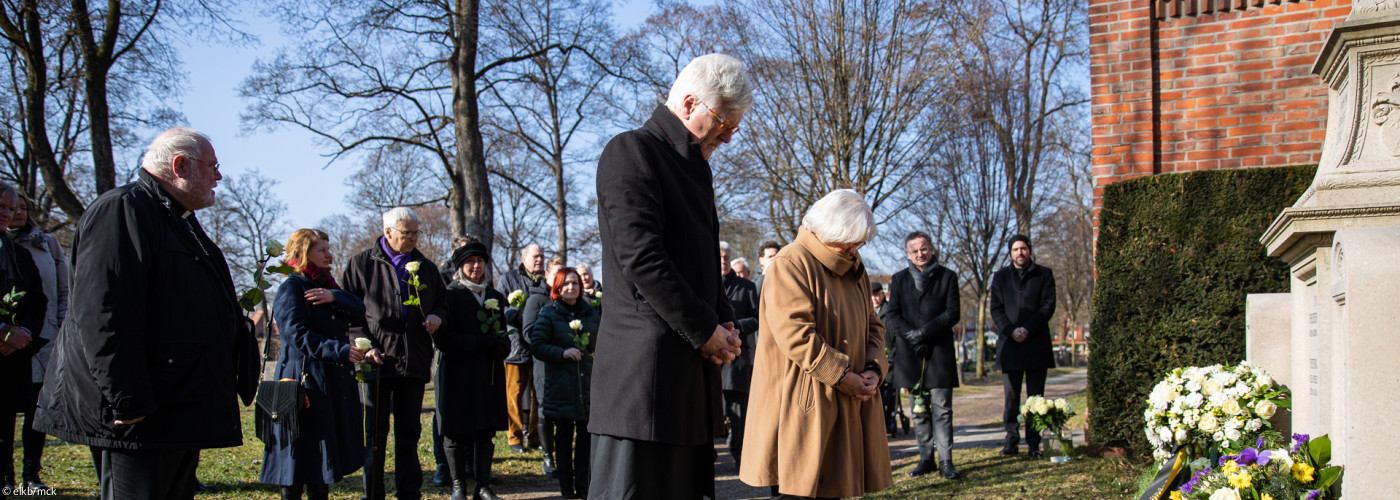 Kranzniederlegung am Grab Wilhelm Freiherr von Pechmanns am 10.02.2023 (Bild: elkb/mck)