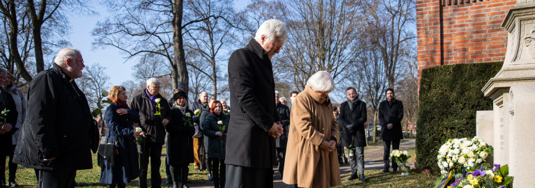 Kranzniederlegung am Grab Wilhelm Freiherr von Pechmanns am 10.02.2023 (Bild: elkb/mck)