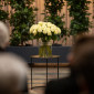 Weiße Rosen in der Trauerhalle (Bild: elkb/mck)