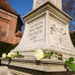 Das Grab Wilhelm von Pechmanns mit Weißen Rosen (Bild: elkb/mck)